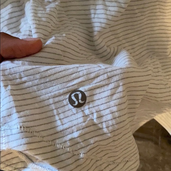 Lululemon V Neck - EUC - 8 - Picture 3 of 4